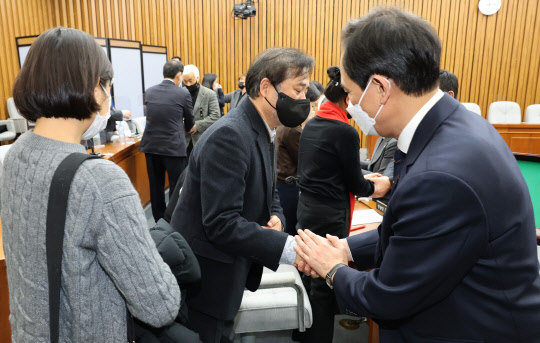 지난 12일 국회에서 열린 용산 이태원 참사 진상규명과 재발방지를 위한 국정조사특별위원회 공청회가 끝난 뒤 여야 의원들이 유가족 및 생존자들에게 인사하는 모습. 연합뉴스.
